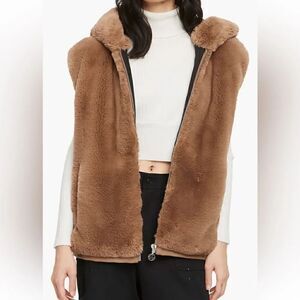 Moose Knuckles Women’s State Bunny Hooded Faux Fur Vest size XL, NWT